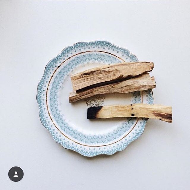 Afternoon relaxation with a little Palo Santo: always a good idea in our book. ⠀
⠀
: @sarahnicolehunt