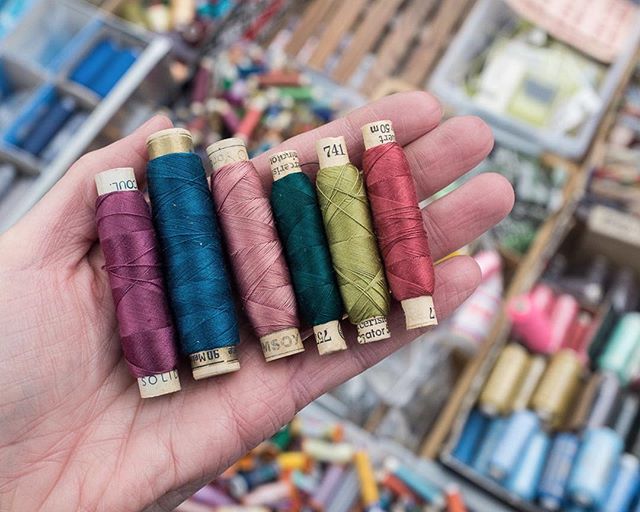 Found these beautiful silk thread spools at a little flea market in Belgium and sent them to my friend @lisasolomon who makes even more beautiful art!
.⠀
.⠀
.⠀
.⠀
