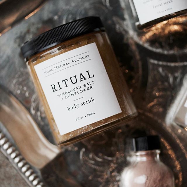 This beautiful body scrub from @kore.herbal is made from Himalayan sea salt and sunflower and it will make your skin glow!