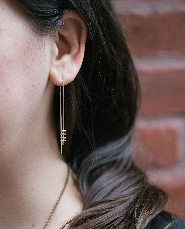 Love these gold threader earrings from @lioandlinn !