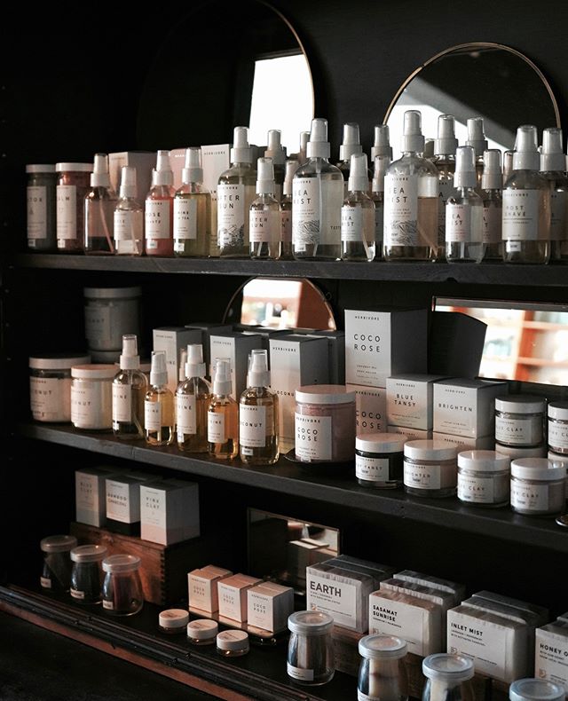 We love ALL of the @herbivorebotanicals natural beauty products, every single one of them!! What’s your favorite??